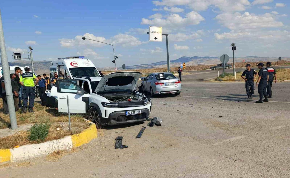 Kırıkkale'de iki otomobil çarpıştı: 6 yaralı