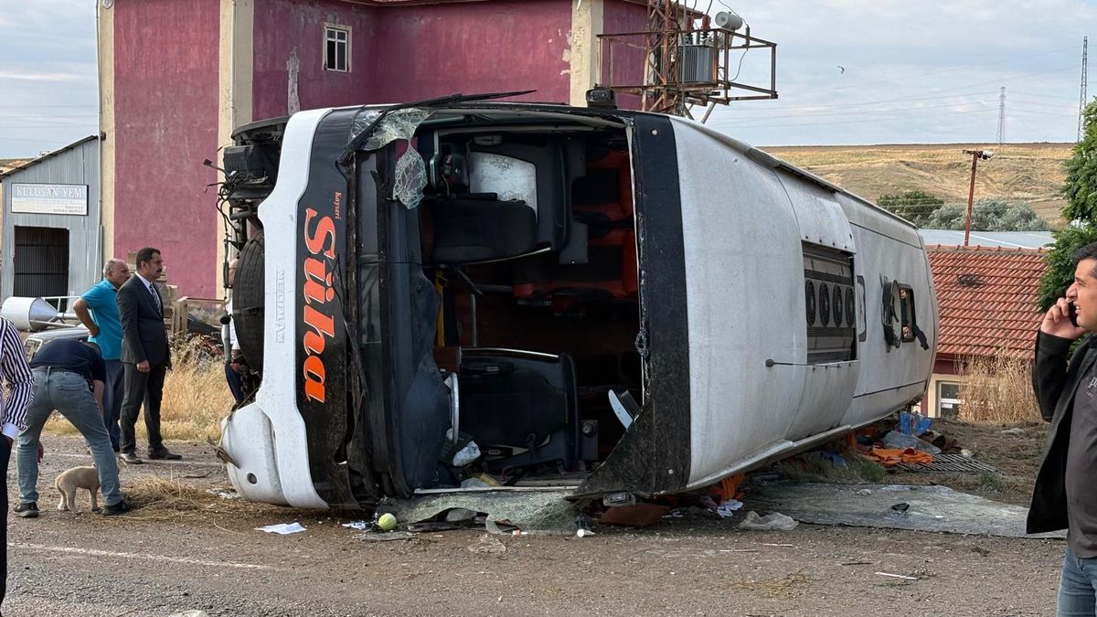 Kırıkkale'de yolcu otobüsü devrildi: 1 ölü, 40 yaralı
