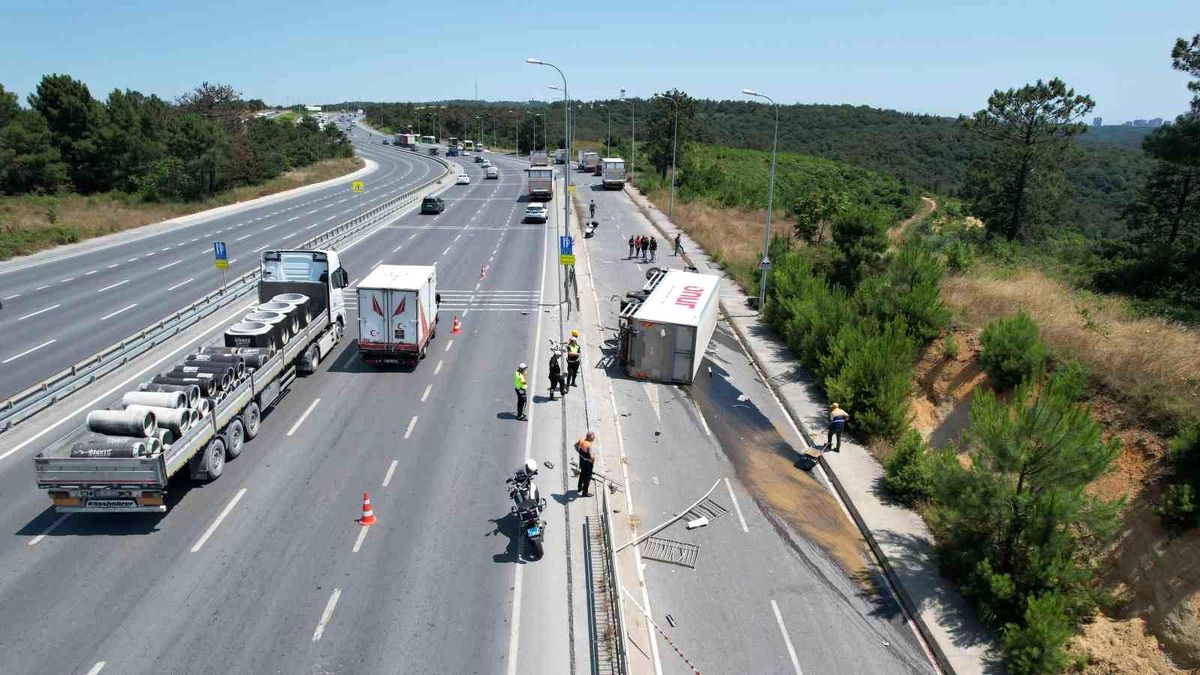 Kontrolden çıkan market kamyonu çevre yolundan yan yola devrildi