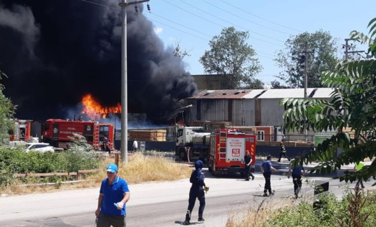 Kocaeli'de fabrika yangını! Alevler birden yükseldi