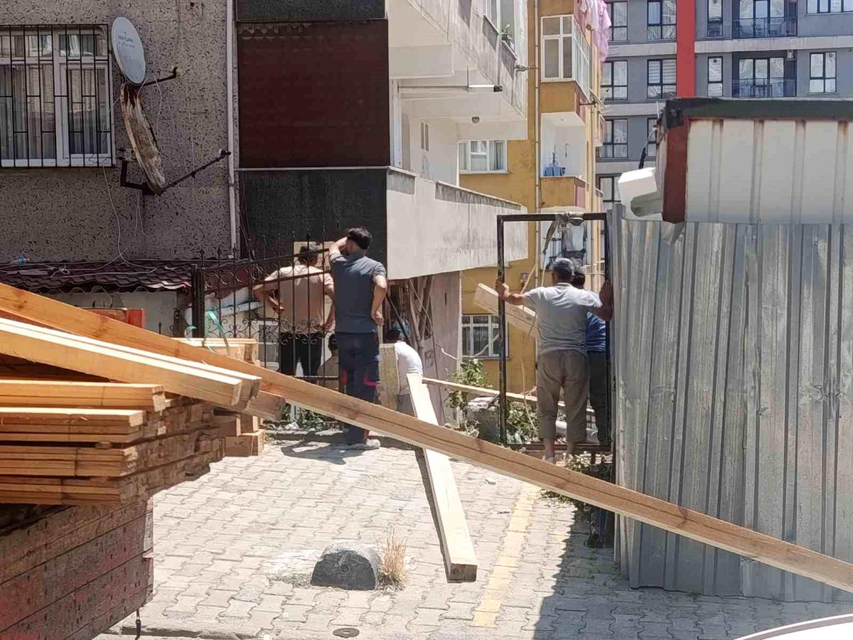 Küçükçekmece'de inşaat çalışması sırasında merdiven çöktü: Evlerinde mahsur kalan vatandaşları itfaiye kurtardı