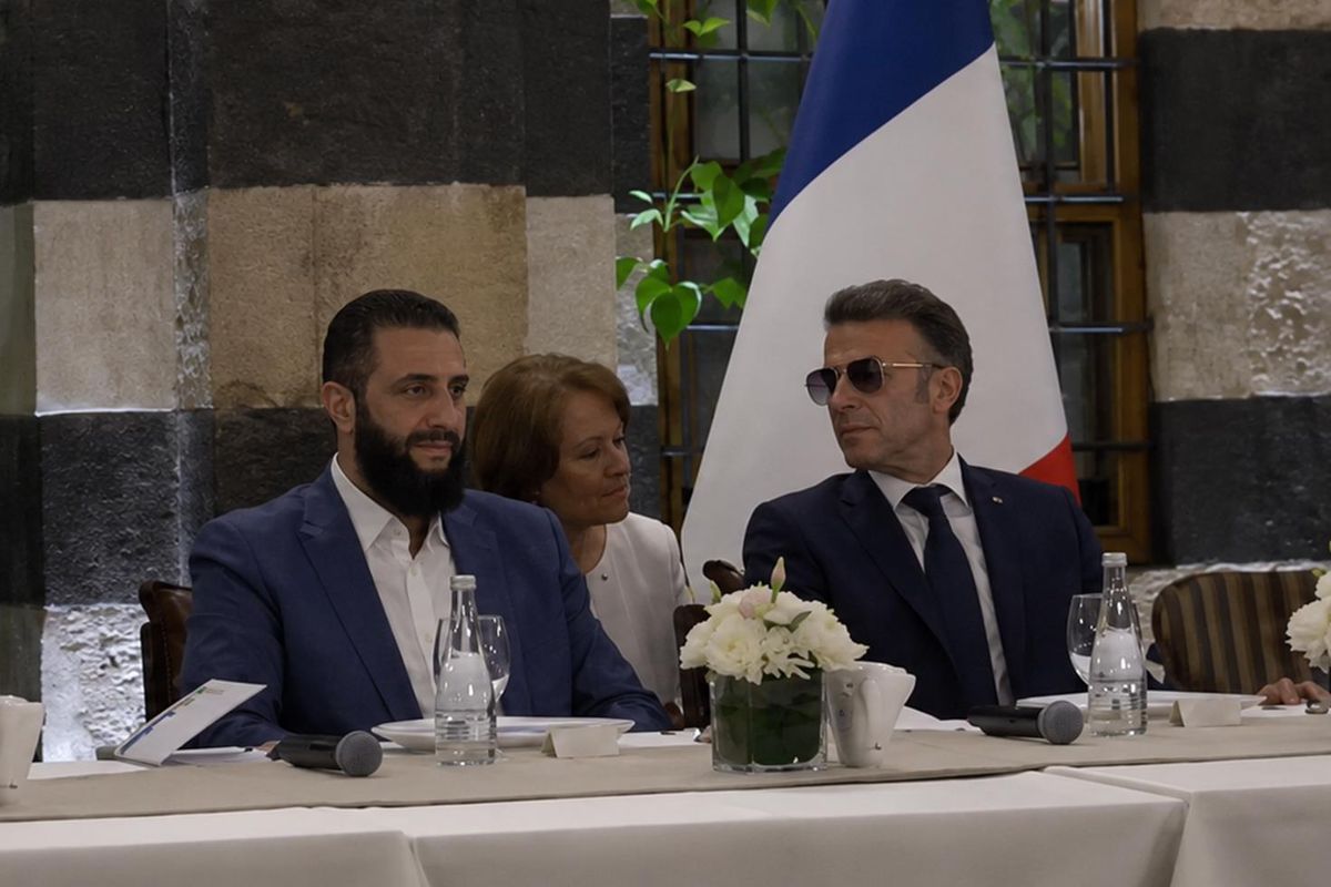 Fransa Cumhurbaşkanı Emmanuel Macron, Suriye'deki temasları sırasında güneş gözlüğü takıyor.