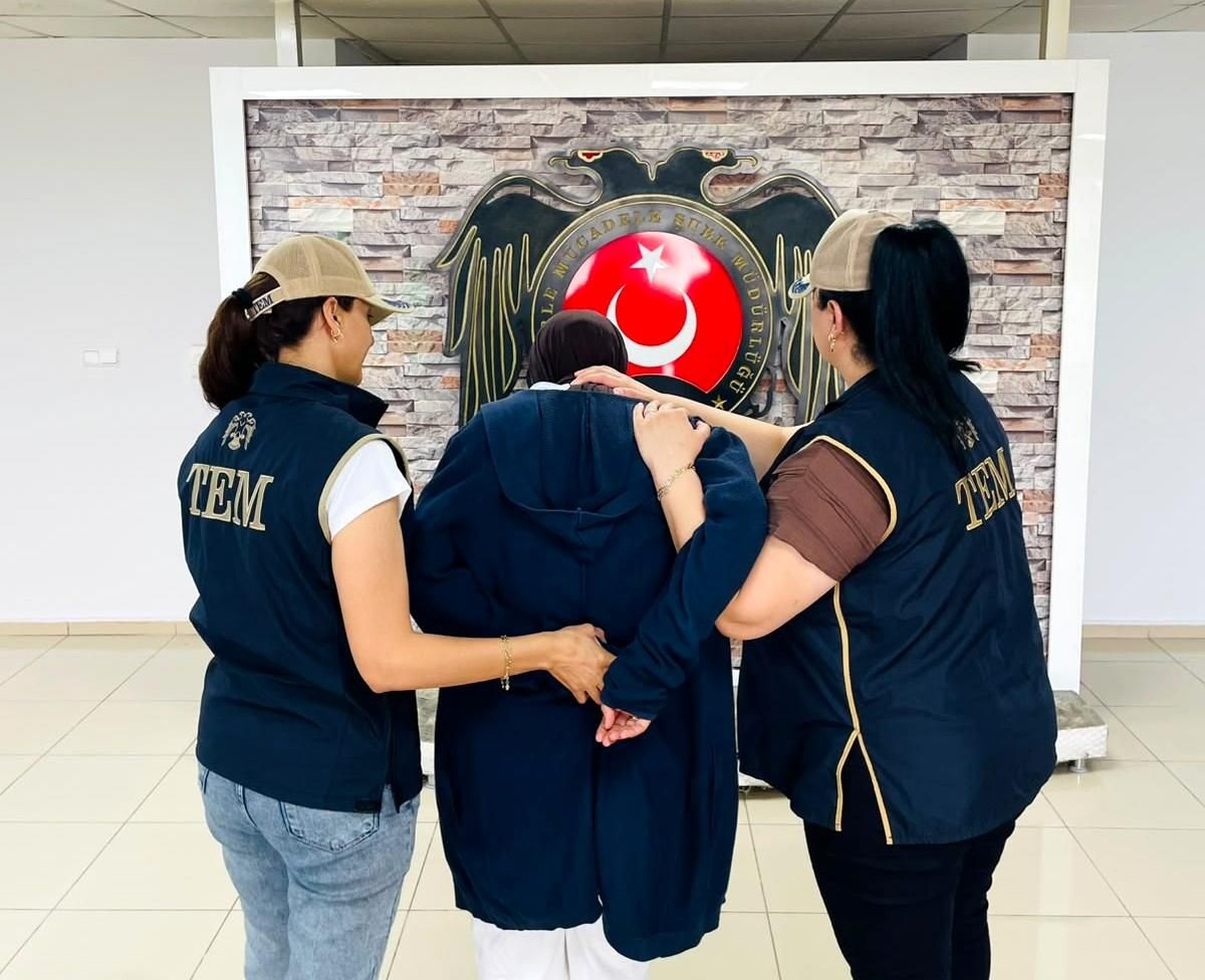 Malatya'da FETÖ/PDY operasyonu kapsamında yakalanan 3 hükümlünün cezaevine götürülüşünü temsil eden bir görsel.