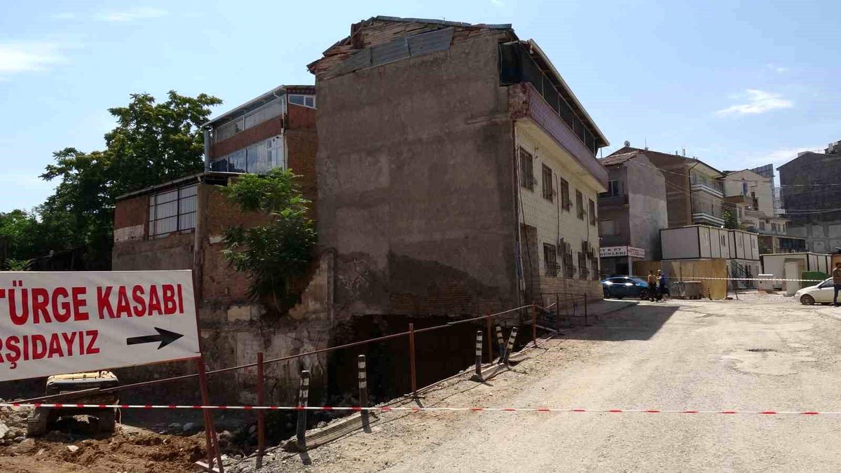 Malatya'da bir inşaat kazısı sonrası bitişik apartmanda oluşan göçük nedeniyle binanın tahliye edilmesi.
