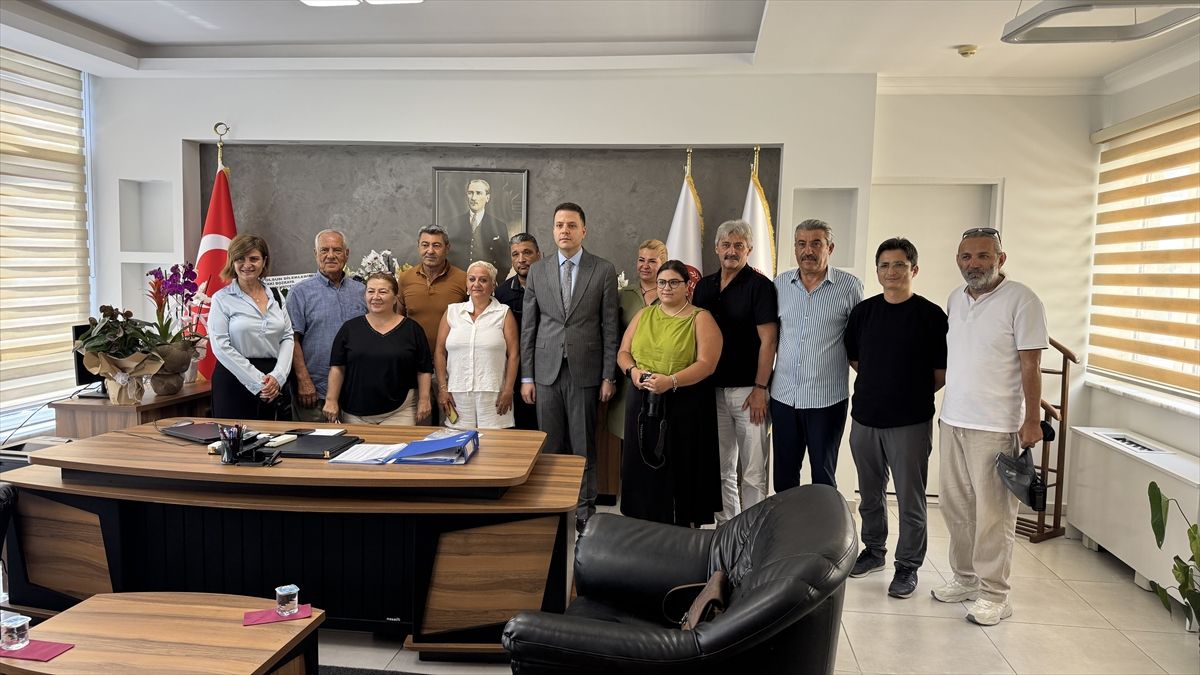 Marmaris Cumhuriyet Başsavcısı Alper Ersan'ın basın mensuplarıyla tokalaştığı an.