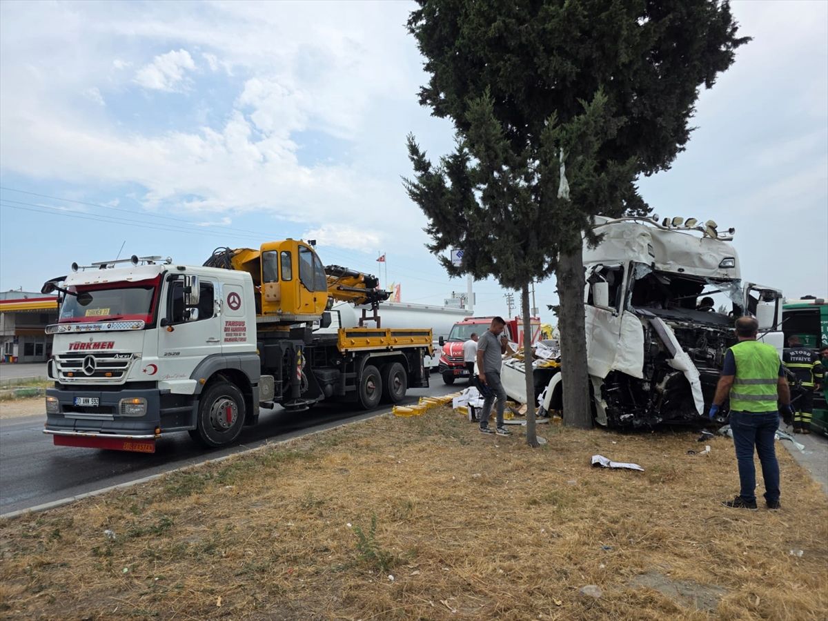 Mersin'de 2 tırın çarpışması sonucu 1 kişi yaşamını yitirdi