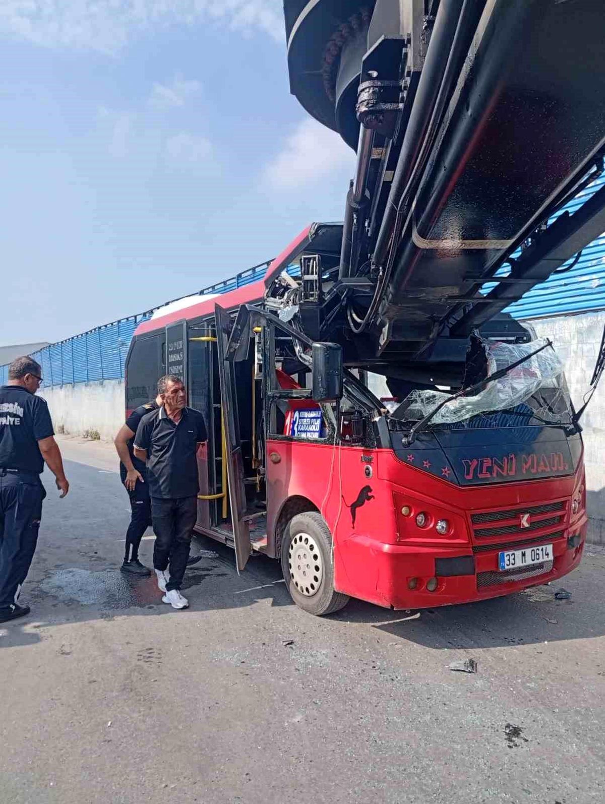 Mersin'de minibüs ile vinç çarpıştı: 1 yaralı
