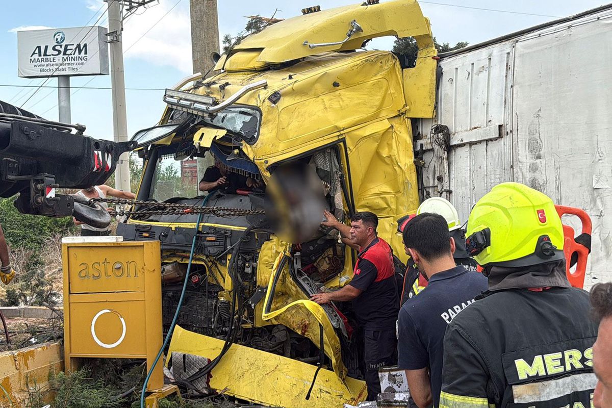 Mersin'de TIR'lar çarpıştı: 2 ölü, 1 yaralı