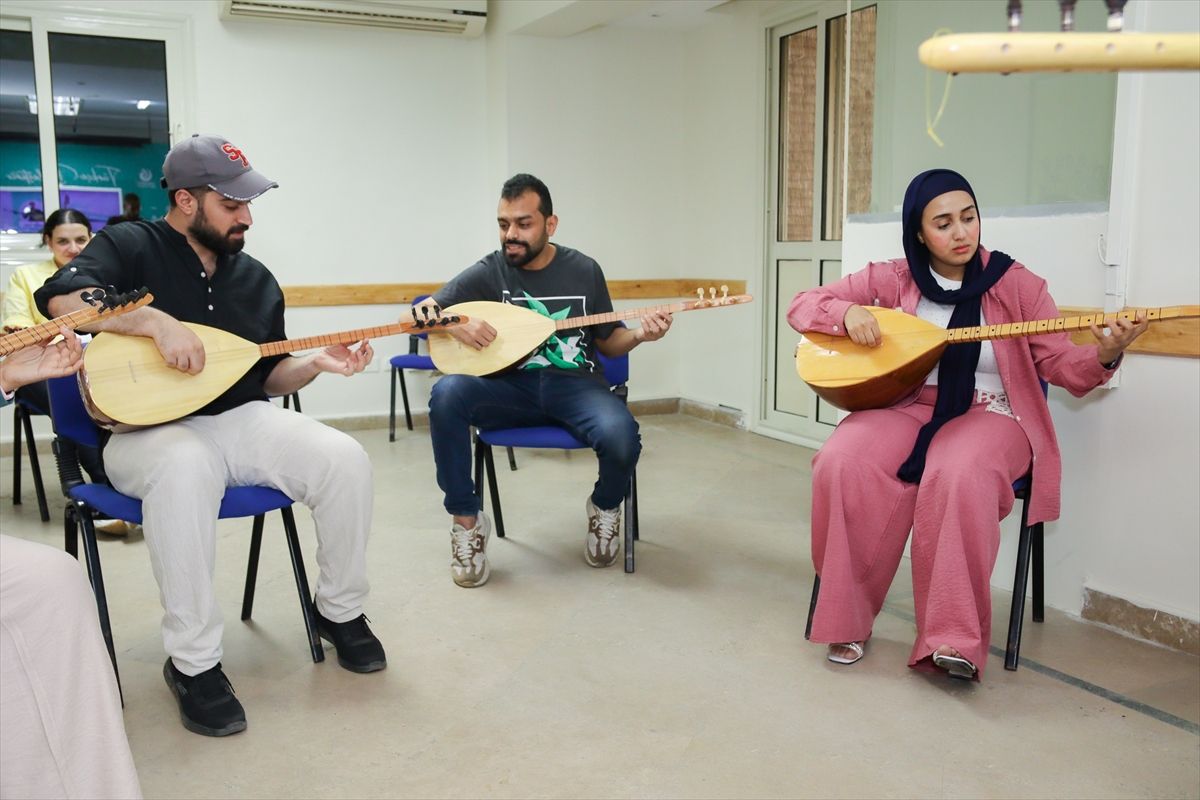 Mısır'daki Yunus Emre Enstitüsünde Türk müziğini tanıtmak amacıyla bağlama eğitimleri başladı