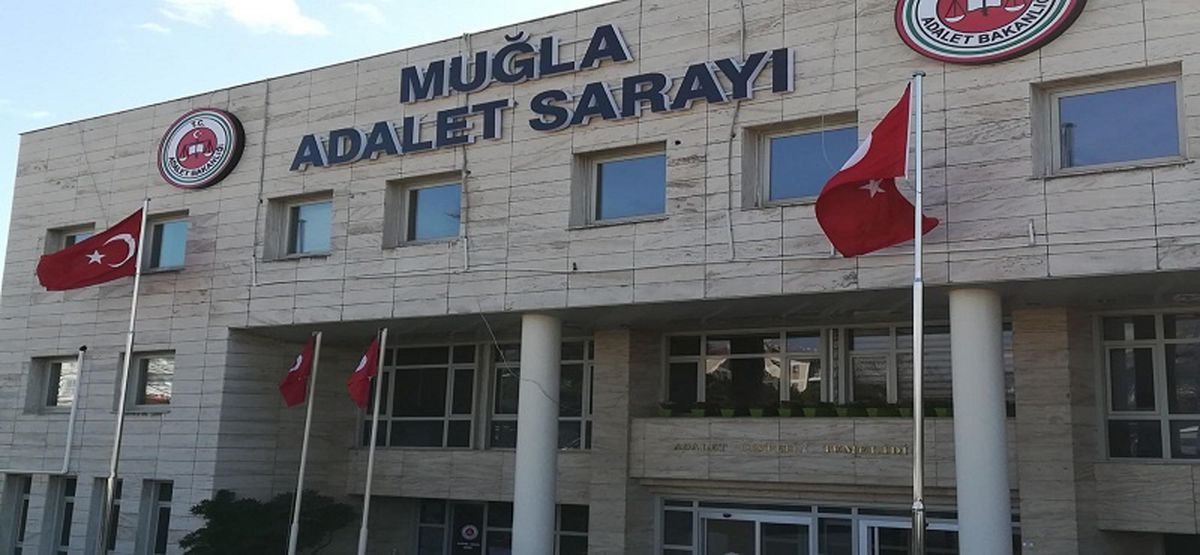 Muğla merkezli terör operasyonunda gözaltına alınan şüpheliler ve ele geçirilen silahlar.