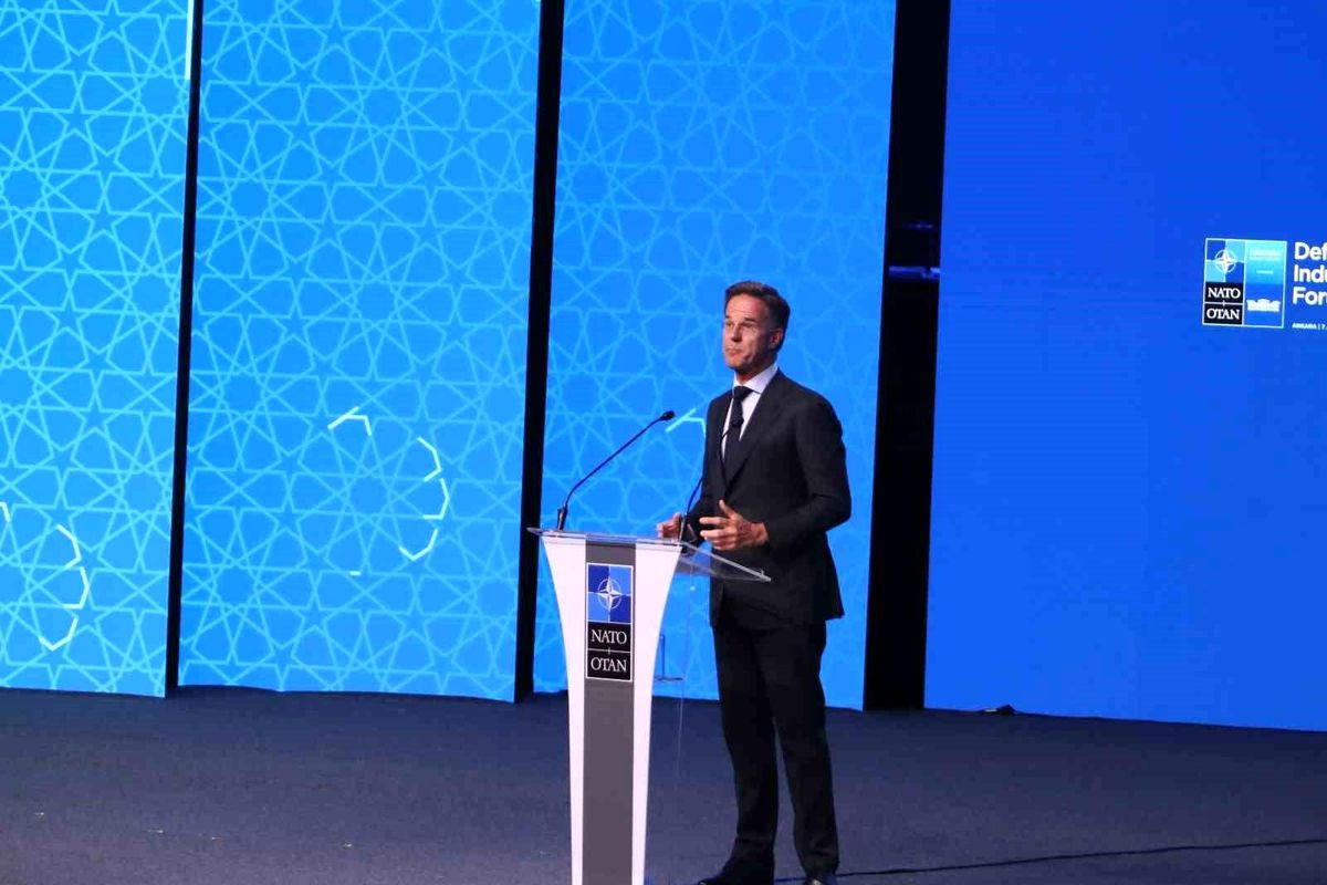 Rutte: Rusya bütçesinin yarısını savaşa harcıyor