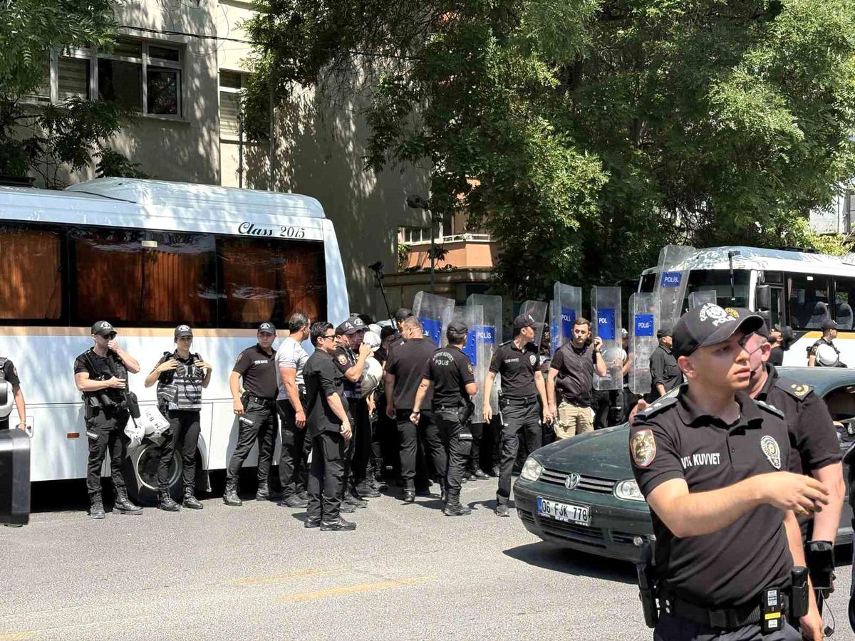 Ankara'da NATO karşıtı izinsiz eylem yapan gruba polis müdahalesi ve gözaltılar.