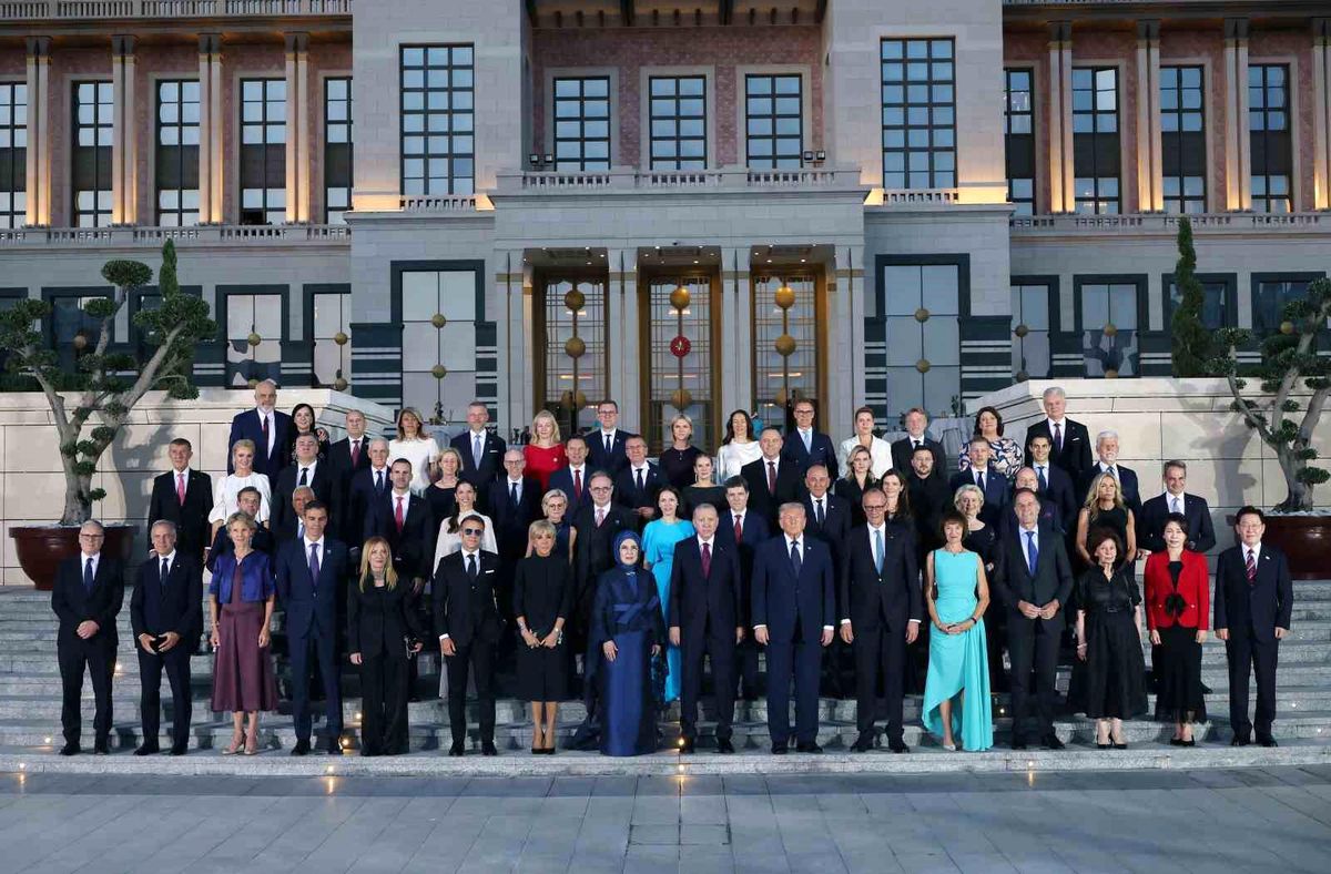 Cumhurbaşkanı Erdoğan ve eşi Emine Erdoğan, NATO liderlerini Cumhurbaşkanlığı Külliyesi'nde ağırlıyor.