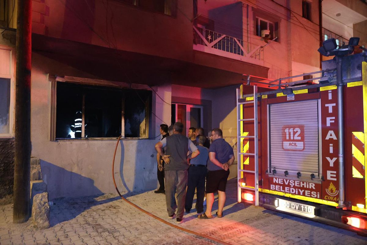 Nevşehir'de önce ağabeyini bıçakla kovaladı, sonra evi ateşe verdi