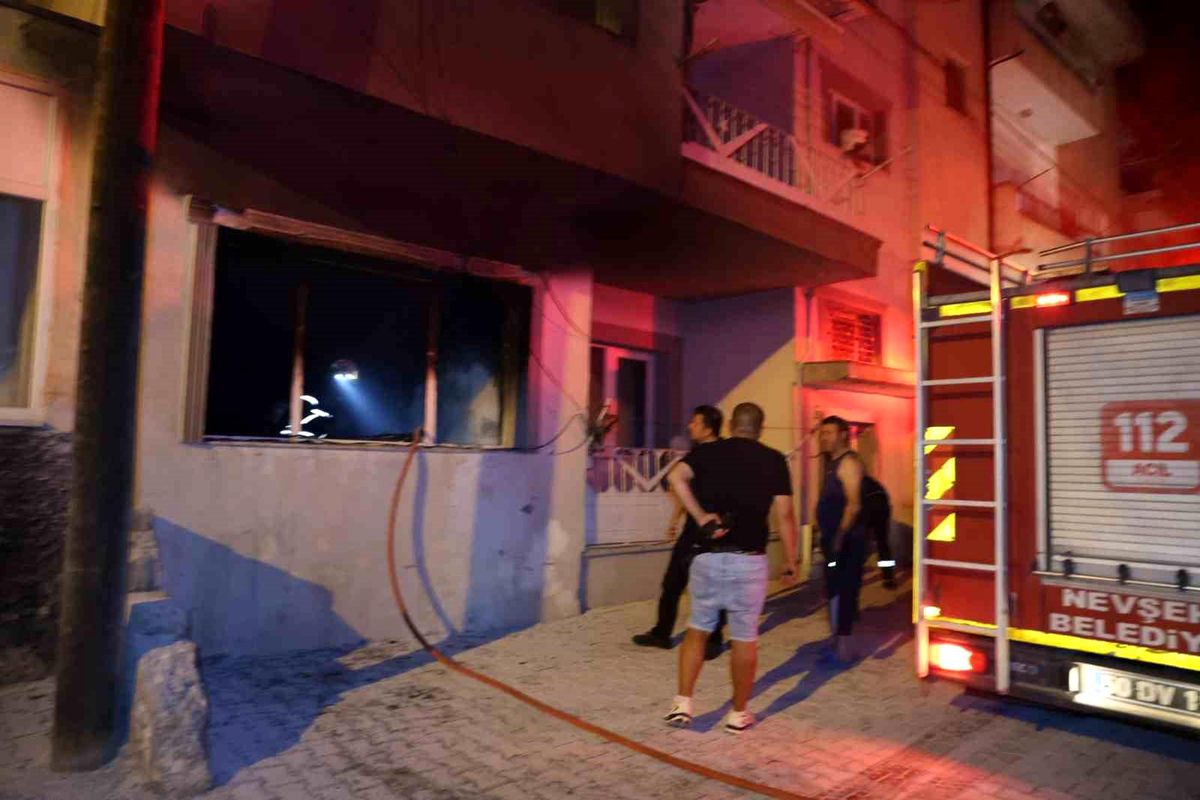 Nevşehir'de kundaklanan evden yükselen dumanlar.