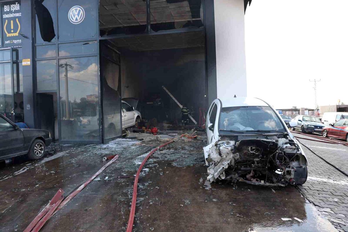 Oto tamirhanesinde yangın: 5 kişi dumandan etkilendi