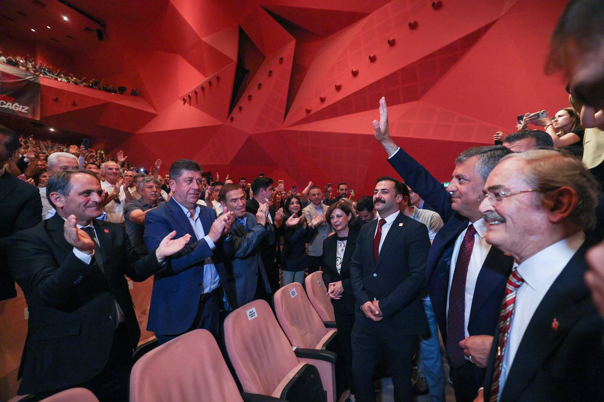CHP Grup Başkanı Özgür Özel Eskişehir'de konuşma yaparken