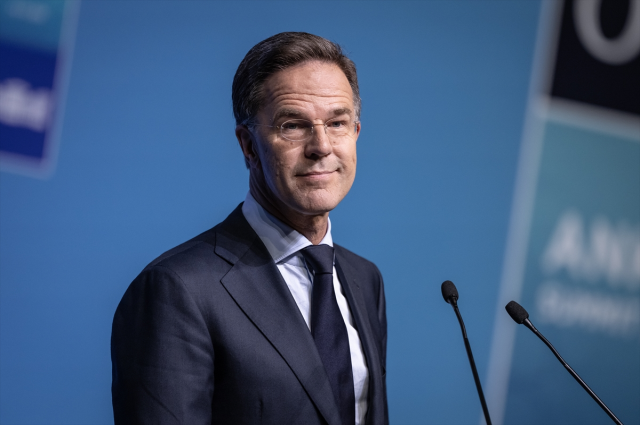 Rutte speaking at press conference