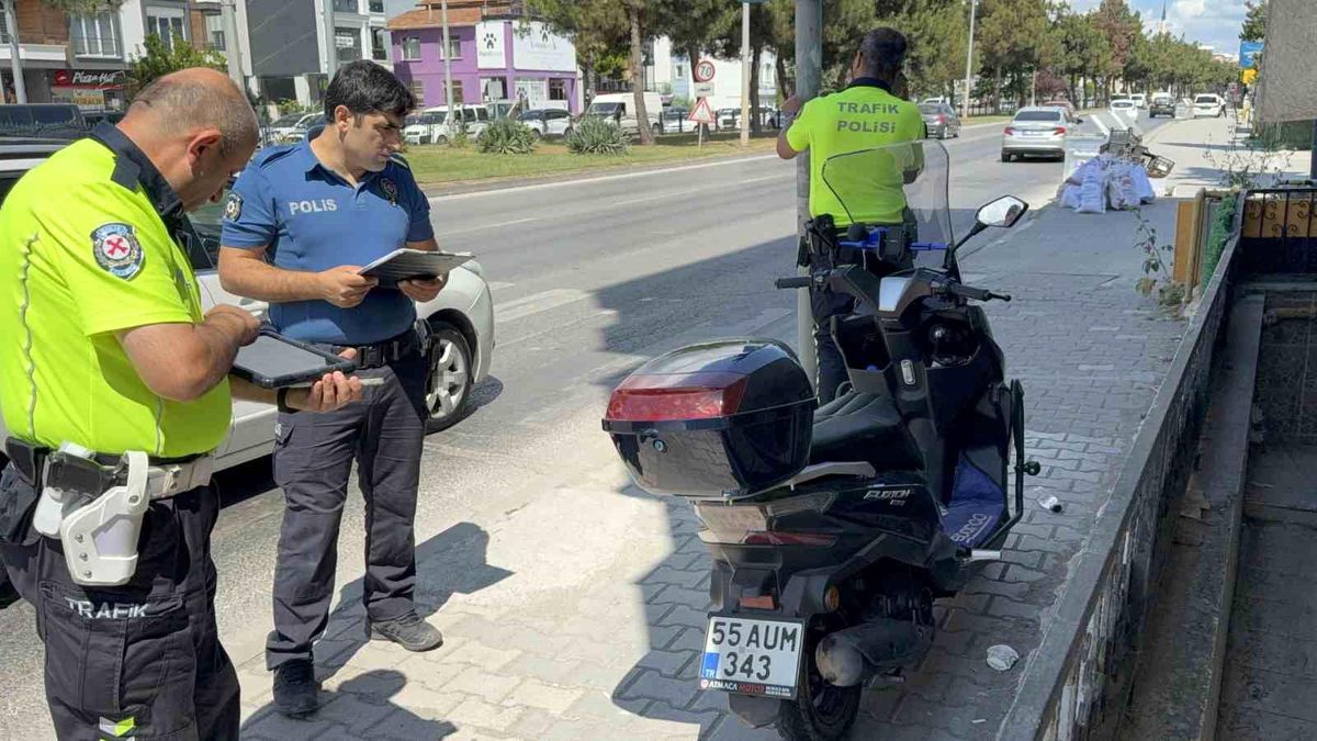 Samsun'un Atakum ilçesinde devrilen motosiklet ve olay yerine müdahale eden sağlık ekipleri.