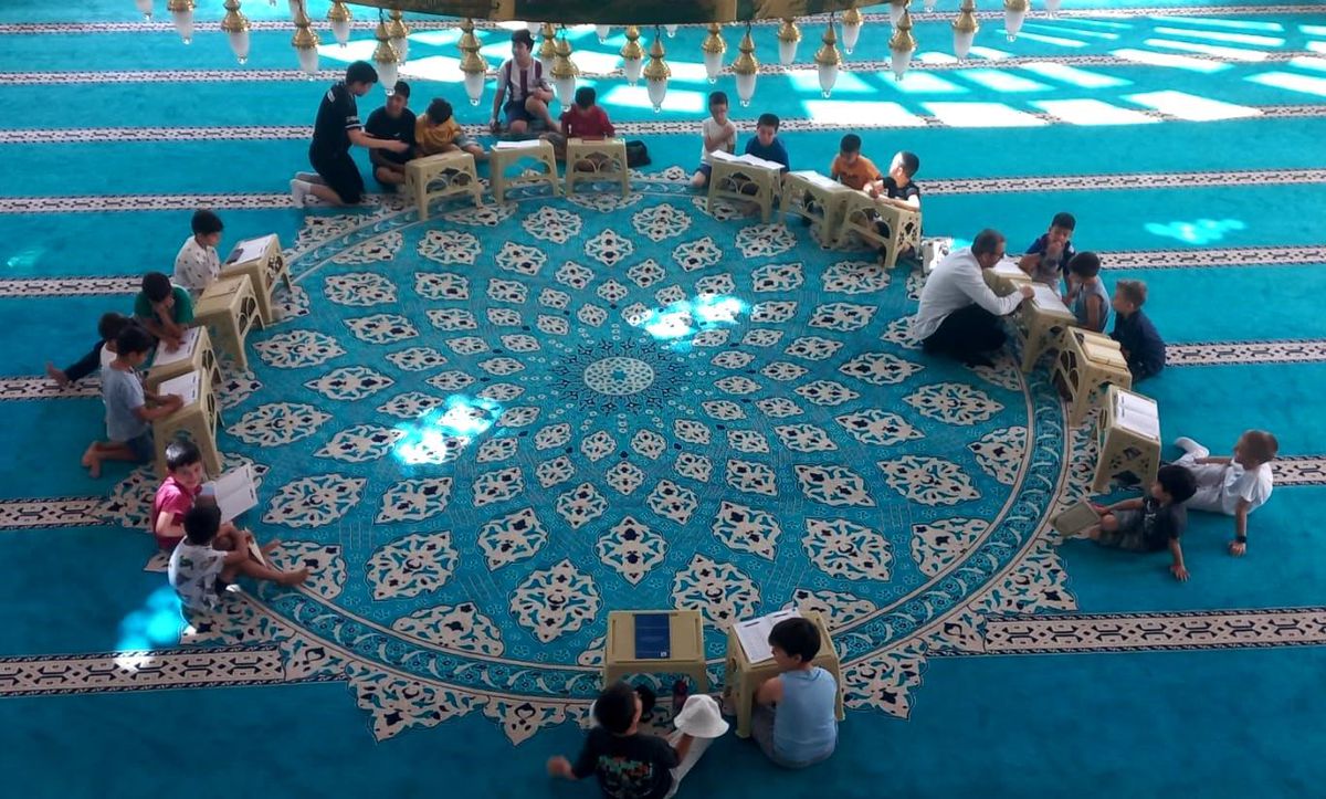 Manisa Selendi'deki bir cami avlusunda Kur'an kursu öğrencileri