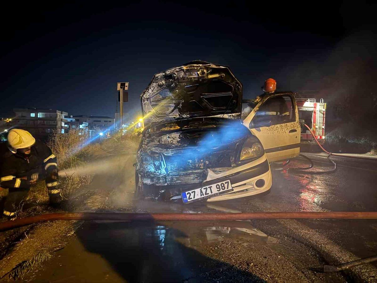 Şanlıurfa'nın Birecik ilçesinde seyir halindeki bir otomobilin alev aldığı anın görüntüsü.