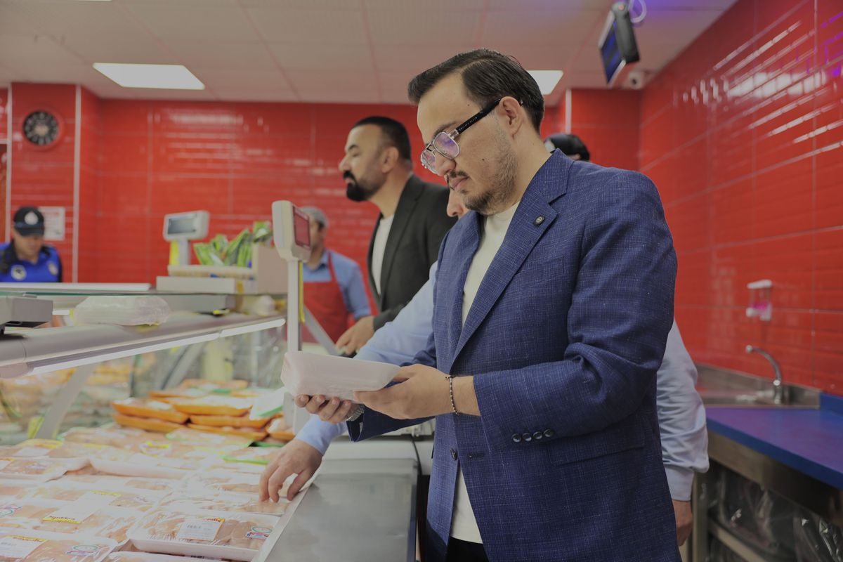 Sincan Belediyesi zabıta ekiplerinin marketlerde denetim yaparkenki görüntüsü.
