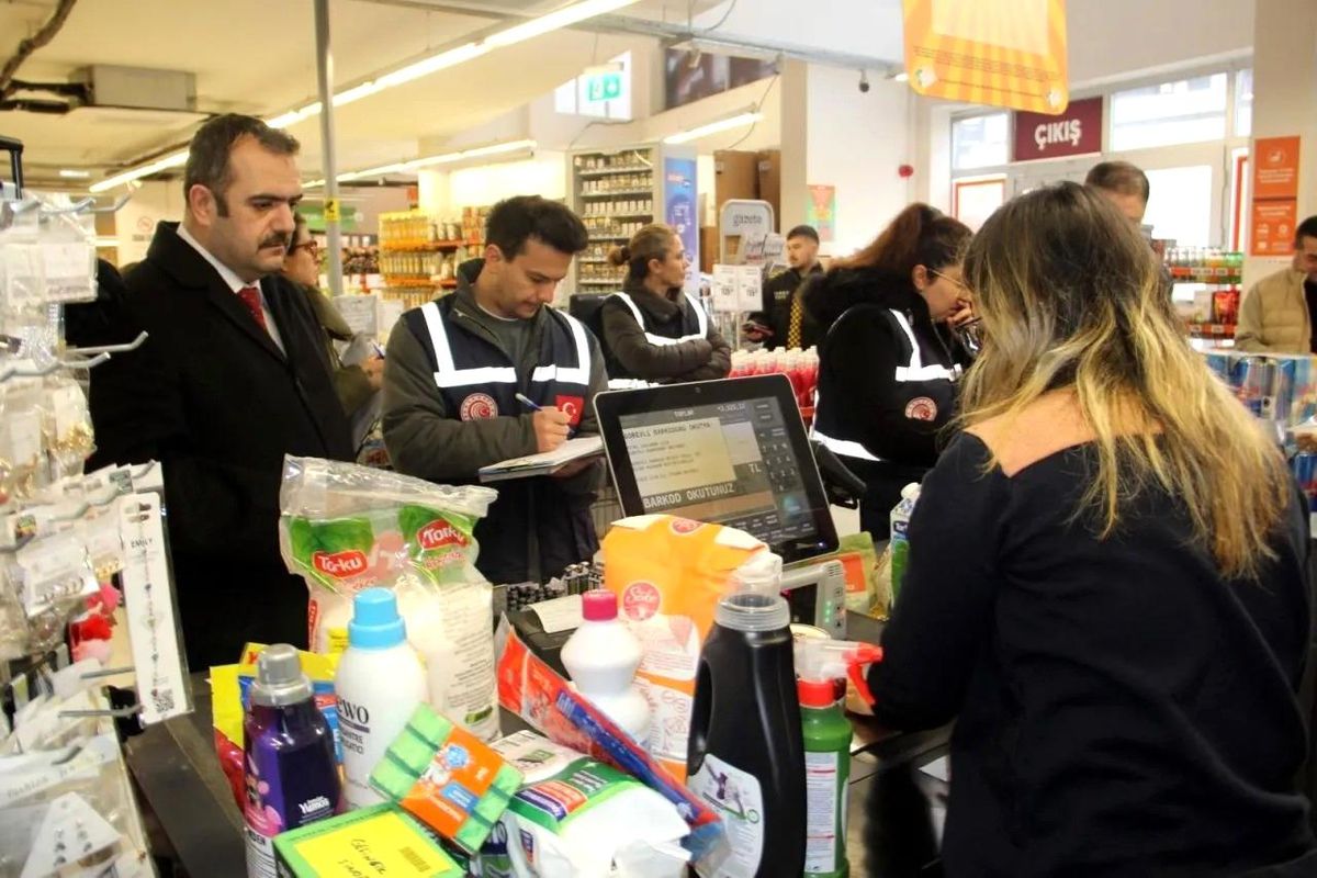 Sinop'ta yapılan fiyat denetimlerinde bir iş yeri inceleniyor.