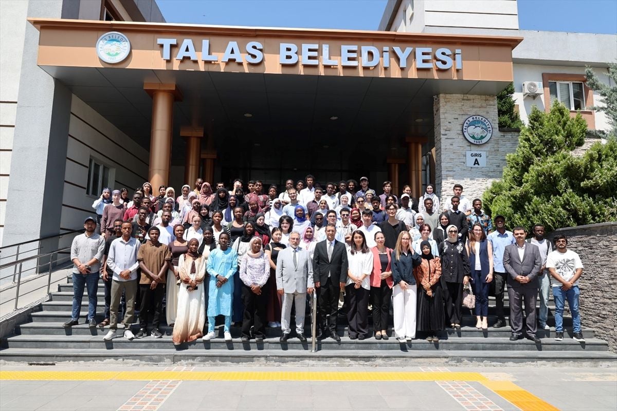 Talas Belediye Başkanı Mustafa Yalçın, uluslararası öğrencilerle sohbet ediyor.