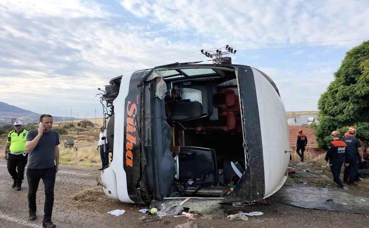 Tekirdağ'dan Kayseri'ye giden bir yolcu otobüsünün Kırıkkale yakınlarında karıştığı trafik kazası sonrası olay yeri.