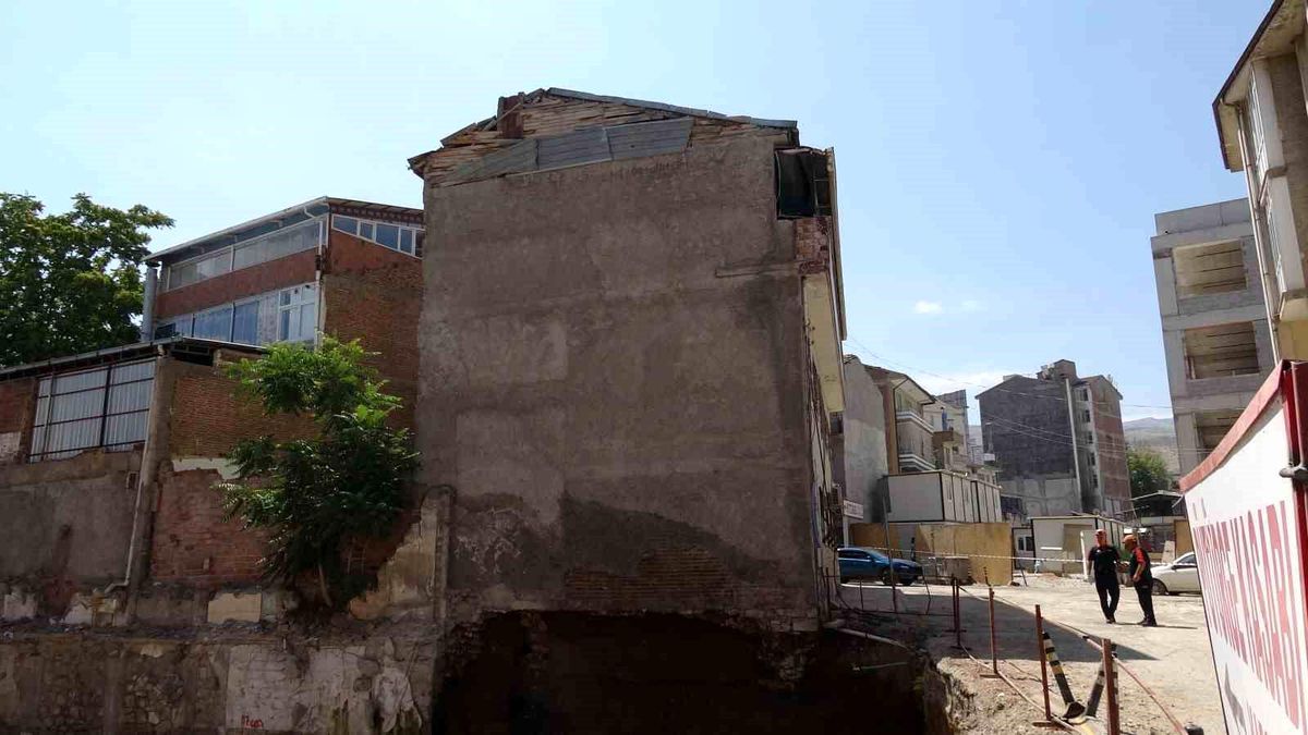 Temelindeki göçük sonrası apartman mühürlendi