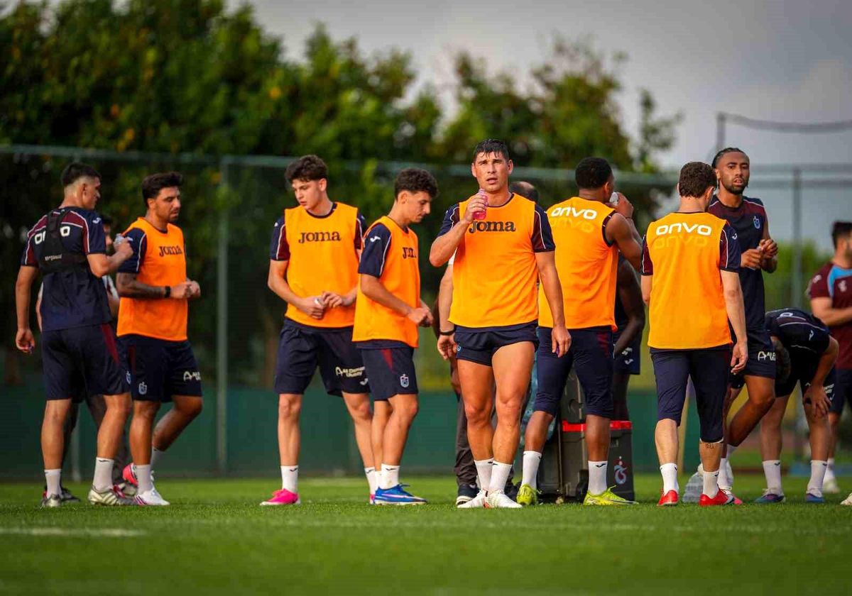 Trabzonspor futbolcuları antrenman sırasında pas çalışması yapıyor.