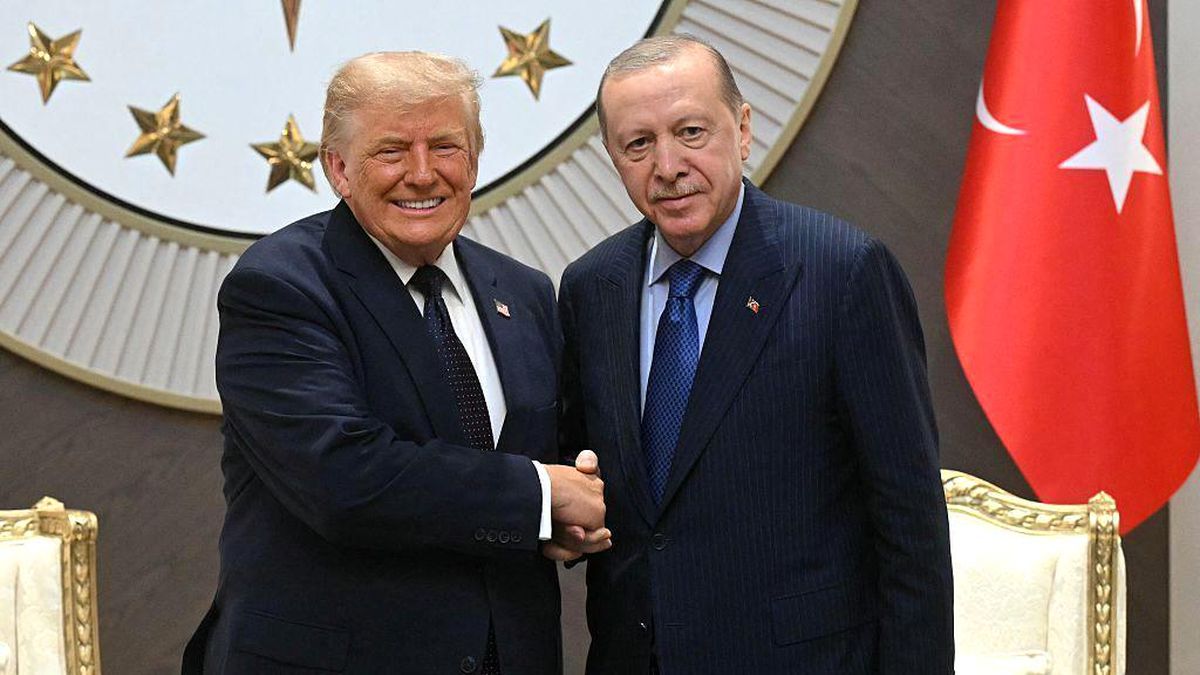 ABD Başkanı Donald Trump, Etimesgut Havalimanı'nda Cumhurbaşkanı Recep Tayyip Erdoğan tarafından resmi törenle karşılanıyor.