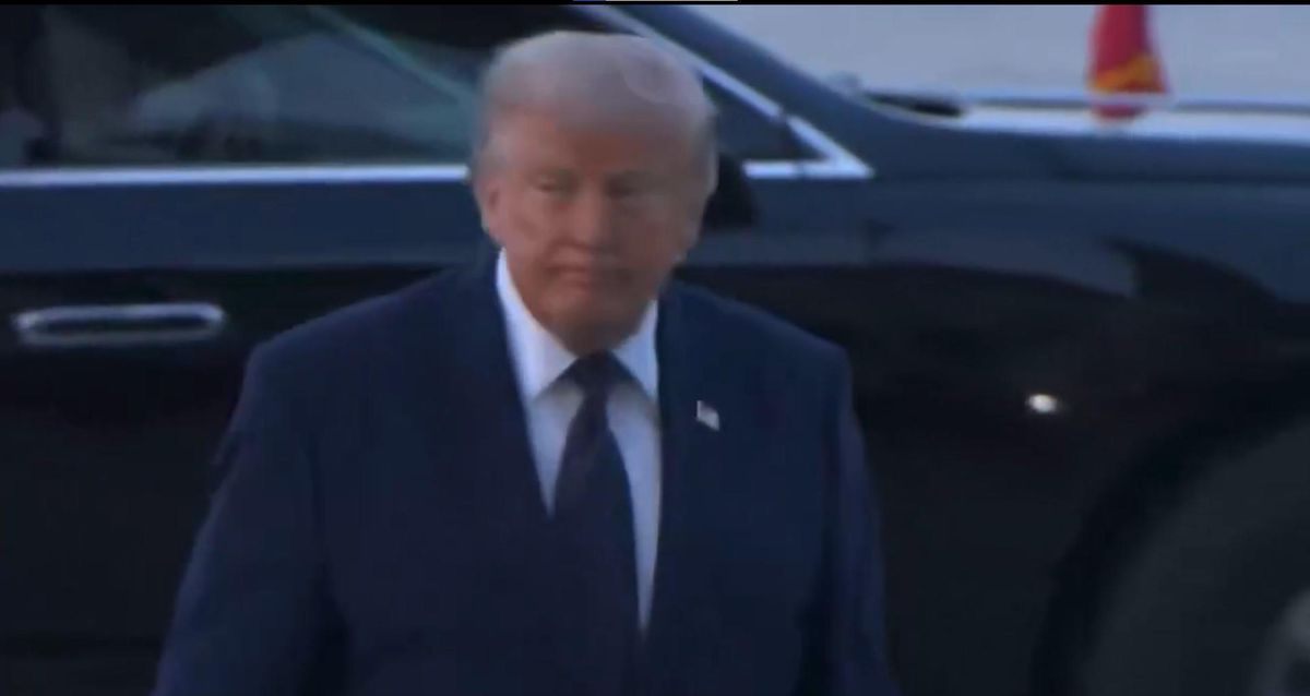 Trump, mehter marşını ''OK'' işaretiyle onayladı