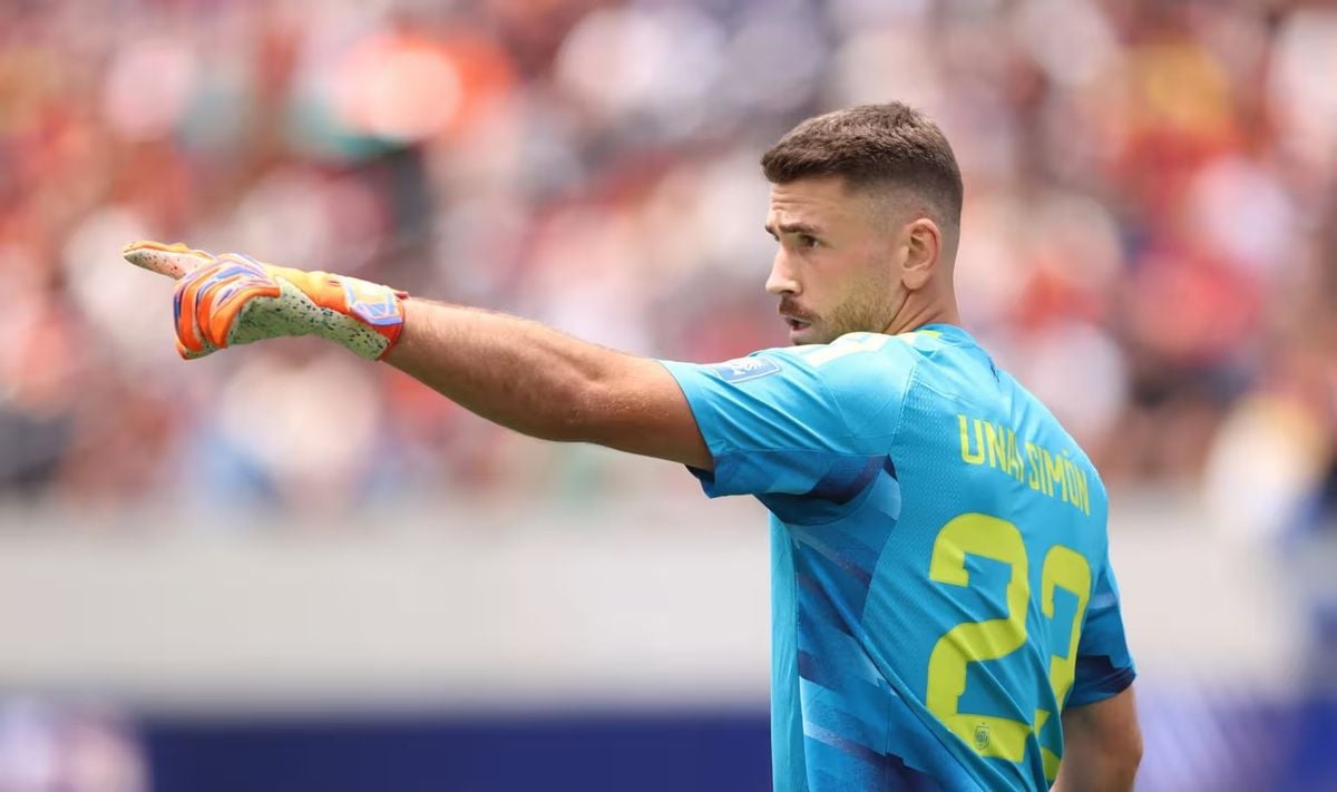 İspanyol kaleci Unai Simon maç esnasında