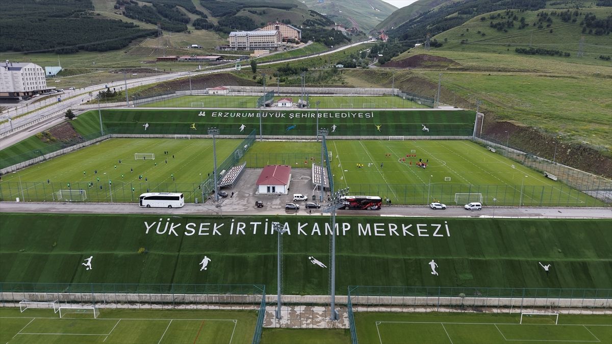 Vanspor FK futbolcuları Erzurum'da antrenman yapıyor.