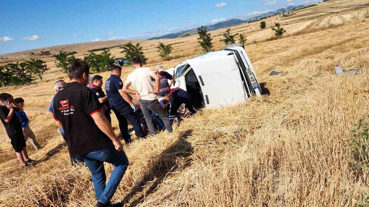 Vezirköprü'de otomobil tarlaya uçtu: 2 yaralı