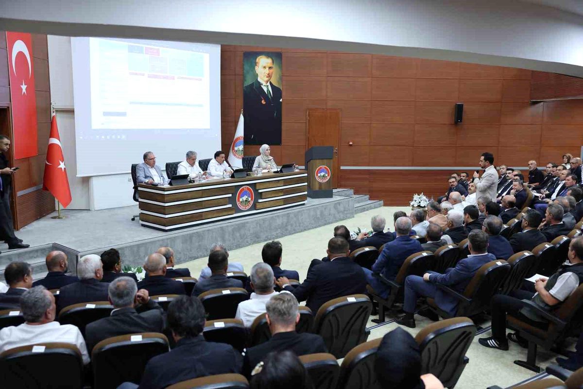 Kayseri Valisi Gökmen Çiçek başkanlığında düzenlenen toplantıdan genel görüntü.