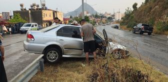 Adana'da demir bariyere çarpan otomobilin sürücüsü yaralandı