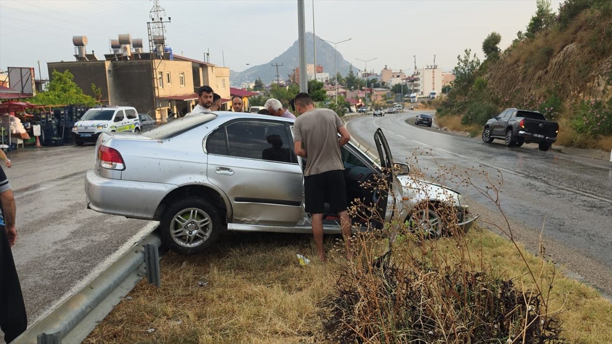 Adana'da demir bariyere çarpan otomobilin sürücüsü yaralandı