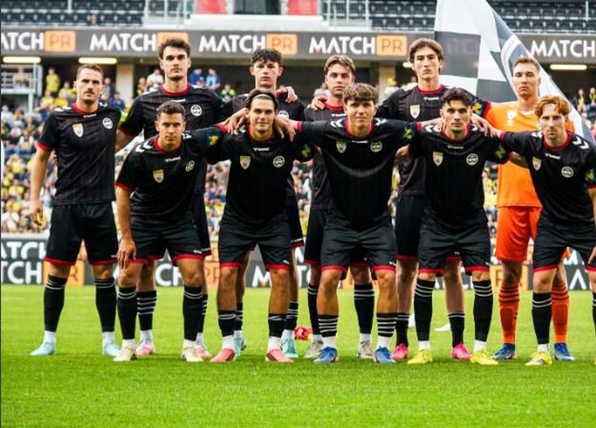 Admira Wacker futbol takımı oyuncuları sahanın ortasında