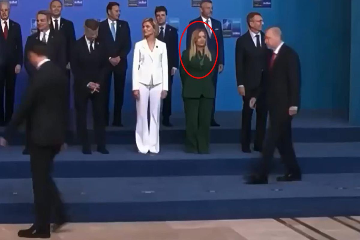 Aile fotoğrafında dikkat çeken an! Meloni, Trump'ı görünce başını çevirdi