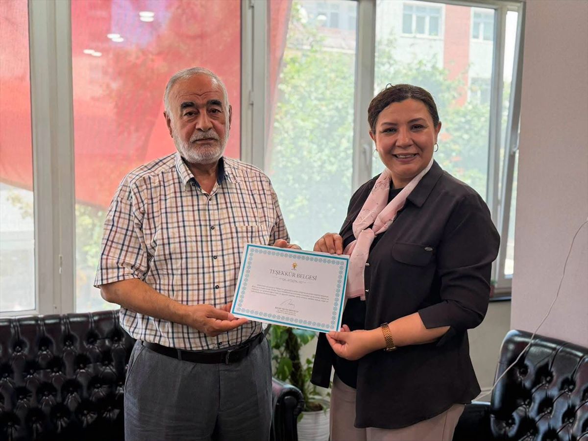 AK Parti Kırşehir İl Başkanı Seher Ünsal konuşma yaparken