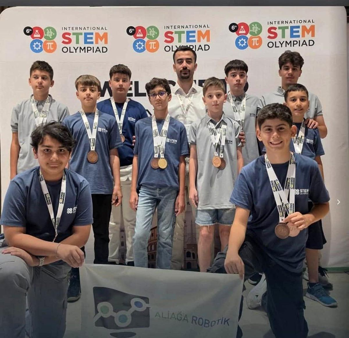 Aliağalı öğrenciler, İtalya'daki kodlama olimpiyatından 17 dereceyle döndü