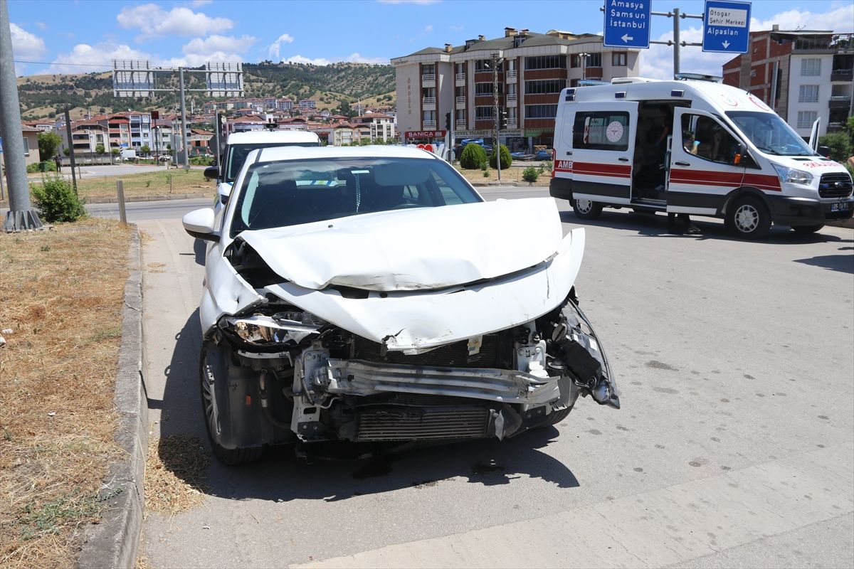Amasya'da beton mikseri ile çarpışan otomobildeki 5 kişi yaralandı