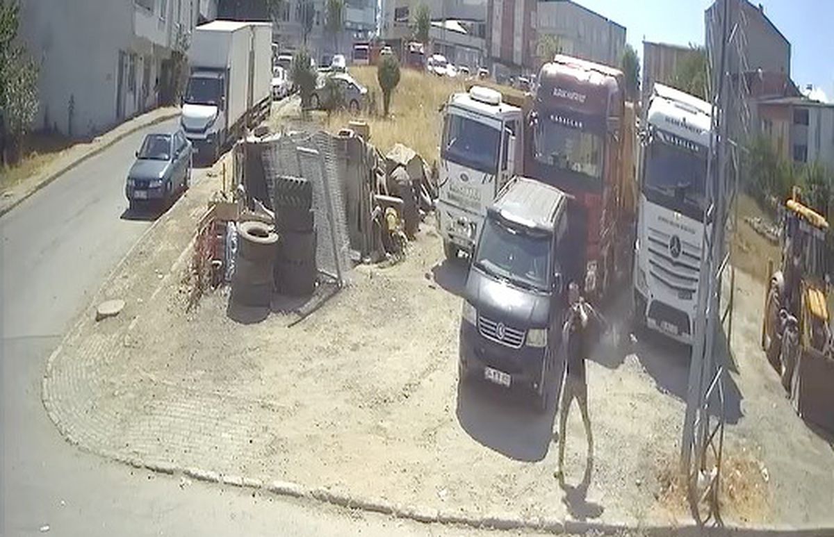 Avcılar'da park halindeki kamyonlardan hırsızlık yapılması güvenlik kamerasına yansıdı.