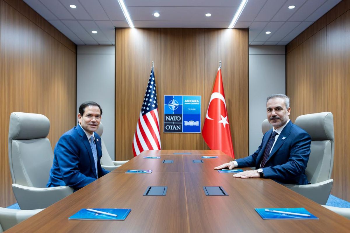 Dışişleri Bakanı Hakan Fidan ve ABD Dışişleri Bakanı Marco Rubio'nun NATO Zirvesi'nde tokalaşırken çekilmiş bir fotoğrafı.