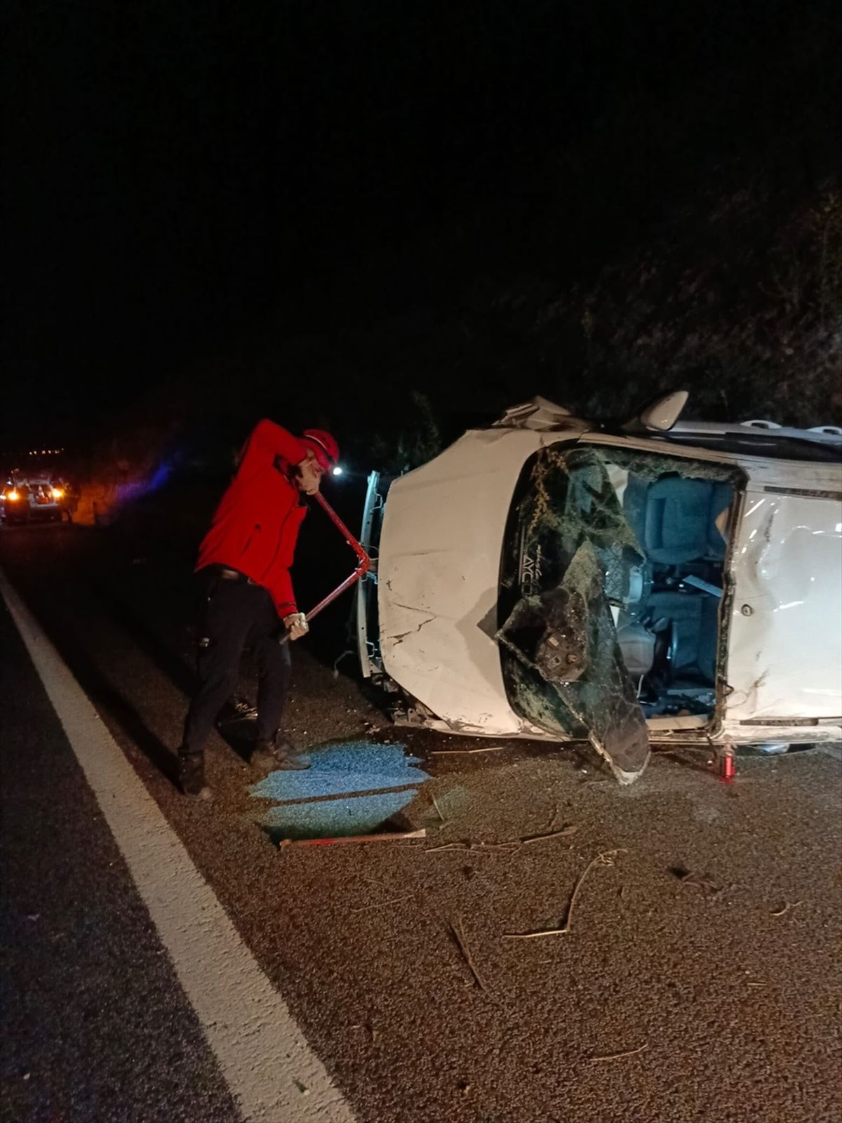Balıkesir'de hafif ticari aracın otomobile arkadan çarpması sonucu 2 kişi yaralandı