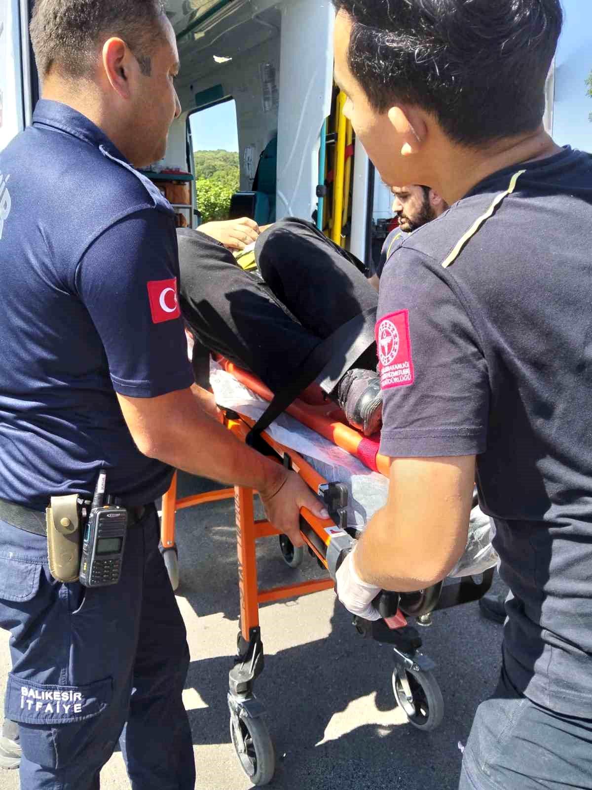 Balıkesir'de trafik kazası sonrası itfaiye ekiplerinin müdahalesi.