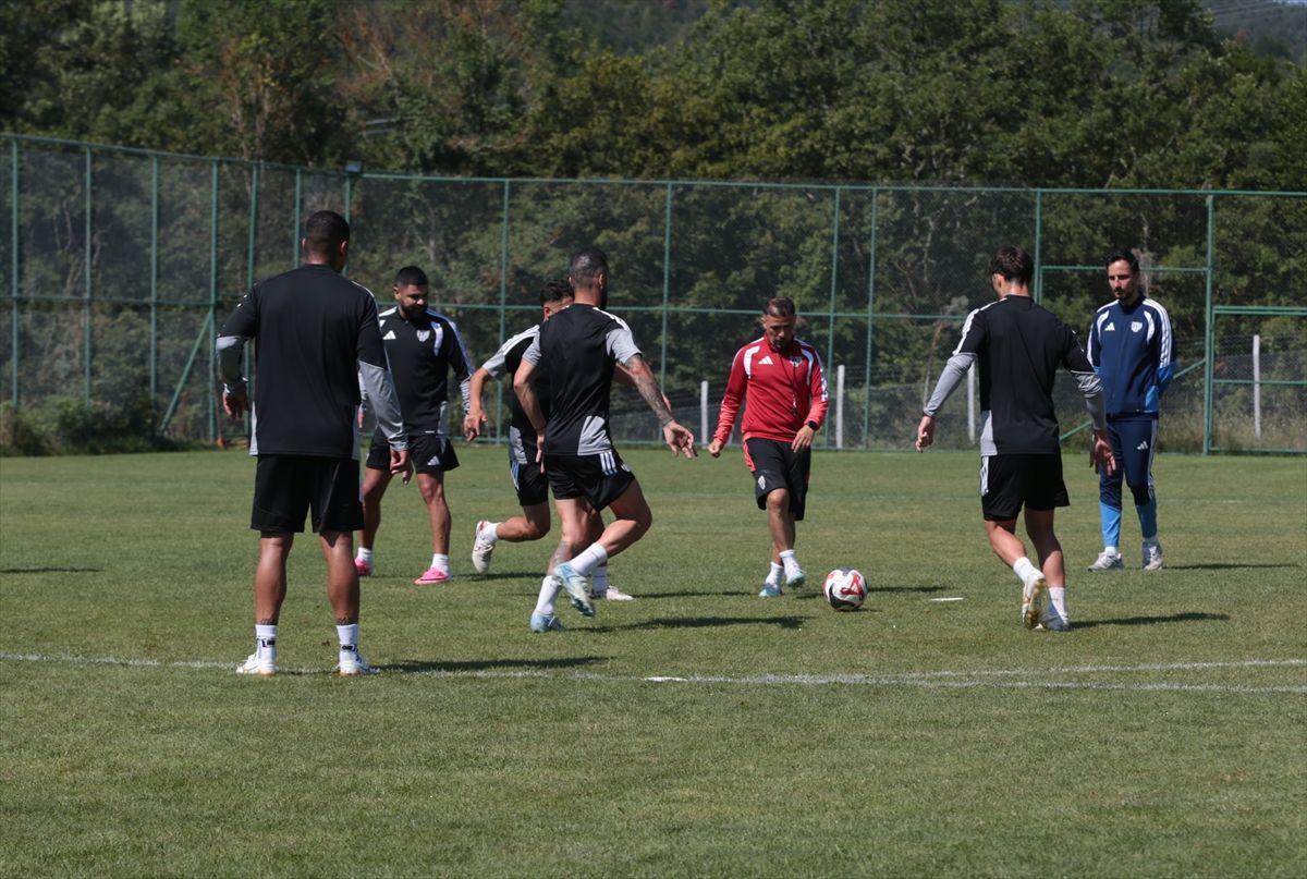 Bandırmasporlu futbolcular Bolu'da antrenman yapıyor.