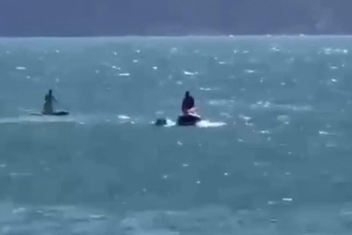 Bartın'da rüzgarla açığa sürüklenen SUP'taki anne ve kızı cankurtaranlar kurtardı